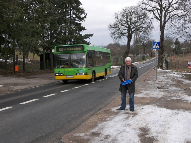 - Po ulicy jeżdżą auta, autobusy, ciężar&oacute;wki i maszerują piesi, bo nie ma chodnika - m&oacute;wi Adam Urbański