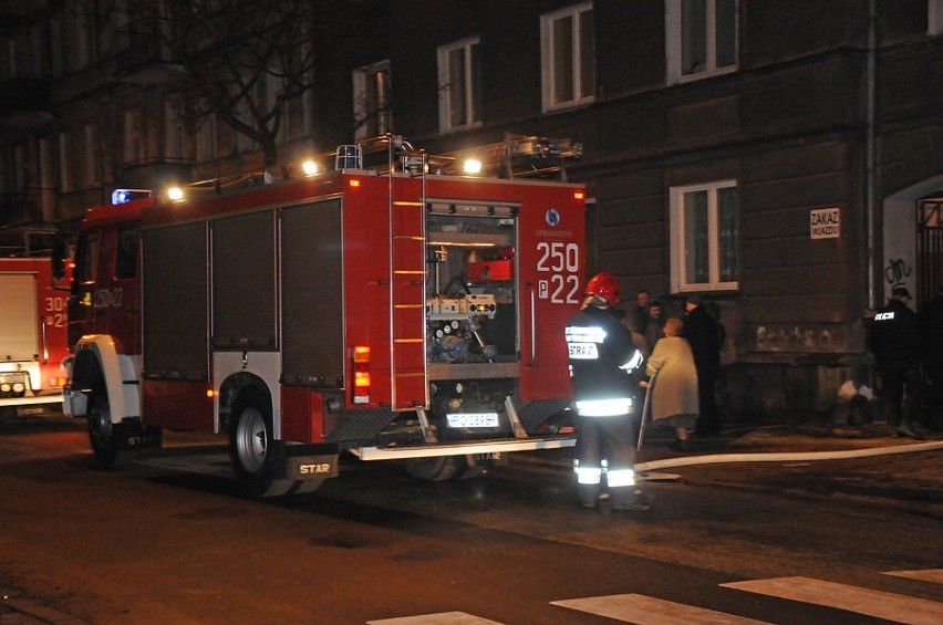 Pożar wybuchł w piątek późnym wieczorem w mieszkaniu na...