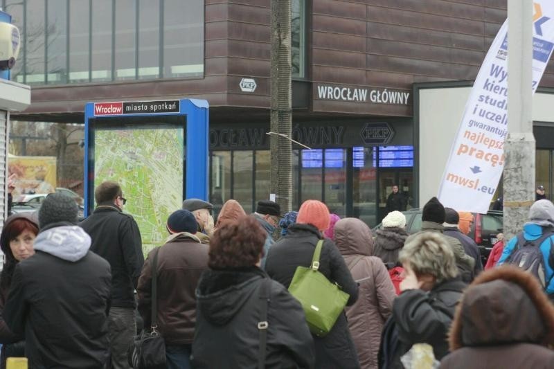 Bomba na Dworcu Głównym we Wrocławiu? Ewakuowano 600 osób. Opóźnienia pociągów (ZDJĘCIA)