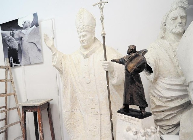 W pracowni artysty pozostały modele jego pomników, w tym Jana Pawła II stojący w Licheniu  i Pawła Edmunda Strzeleckiego stojący w  Jindabyne w Australii