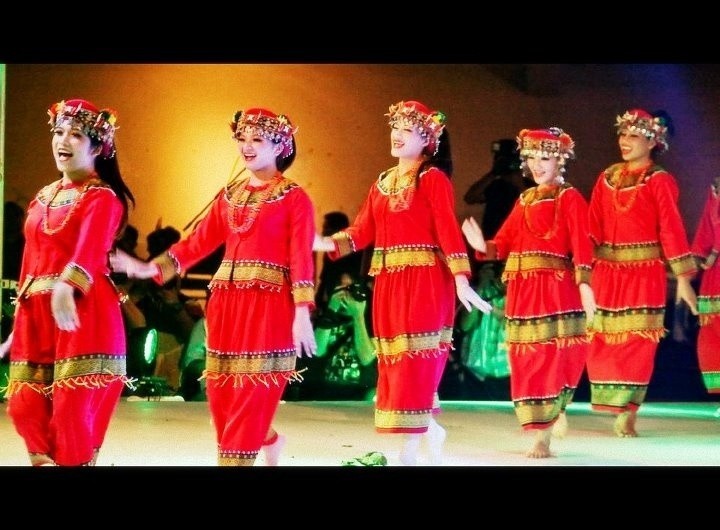 Tancerki z zespołu Szu Chen Youth Aboriginal Folk Dance