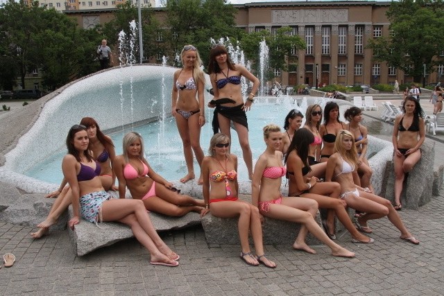 Kandydatki do tytułu Miss Fali 2011 wokół fontanny na placu Dąbrowskiego w Łodzi.