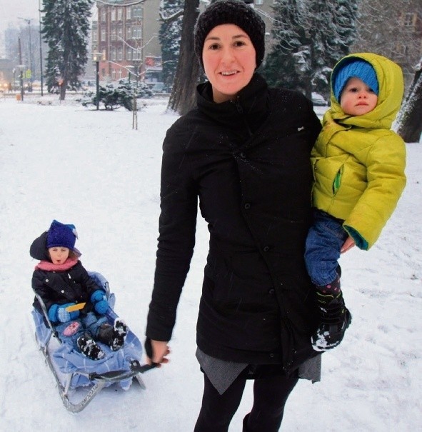 Anna Gołębiowska z córkami Niną i Zuzią wykorzystały wczorajsze opady śniegu i wybrały się na sanki