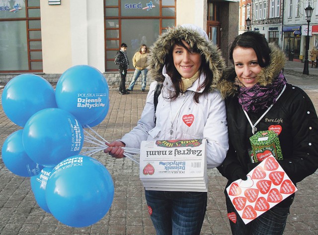 Magda Melzer i Natalia Caban sprzedawały w Wejherowie specjalne wydanie naszej gazety