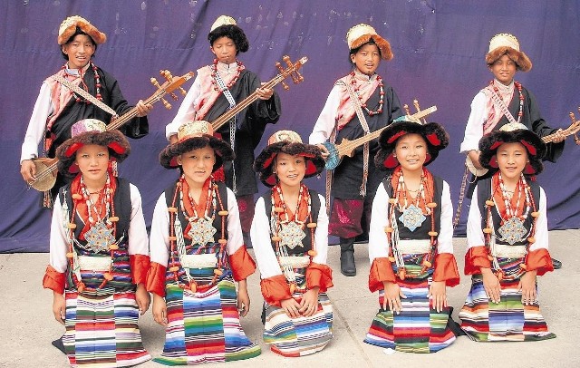 Zdolni muzycznie podopieczni sierocińca koncertują jako zespół i występują tańcząc oraz śpiewając w strojach tybetańskich