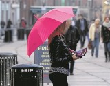 Gdańsk: Różowe parasolki polują na Długiej na panów. Nie wszystkim się to podoba...