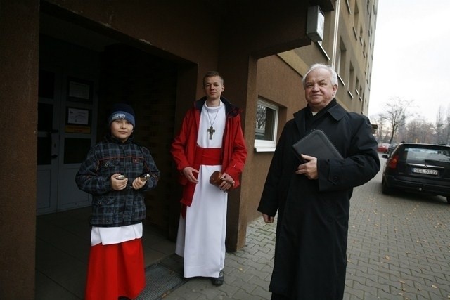 Proboszcz Jan Morcinek odwiedzał wiernych w swojej parafii w...