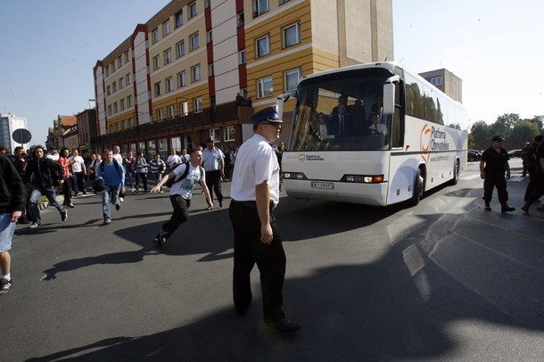 Kibice zablokowali przejazd &quot;Tuskobusu&quot; (ZDJĘCIA)