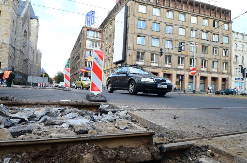 Na skrzyżowaniu ulic Święty Marcin i Kościuszki ekipa MPK...