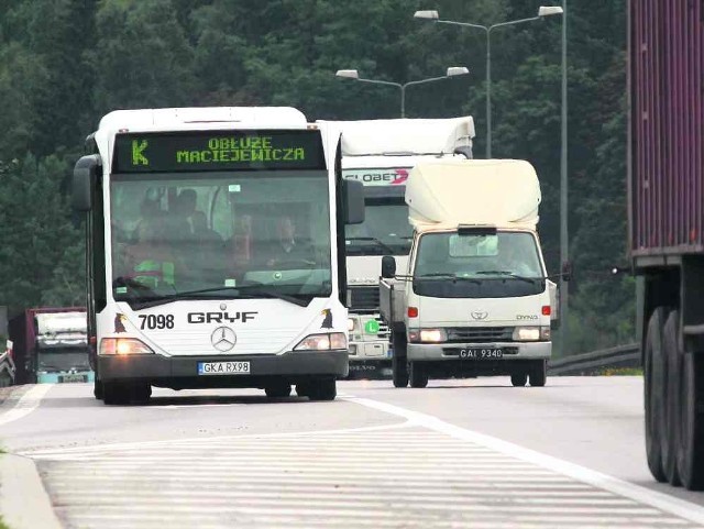 Trasa autobusu linii K, kursującego po Gdyni, wiedzie przez trójmiejską obwodnicę 