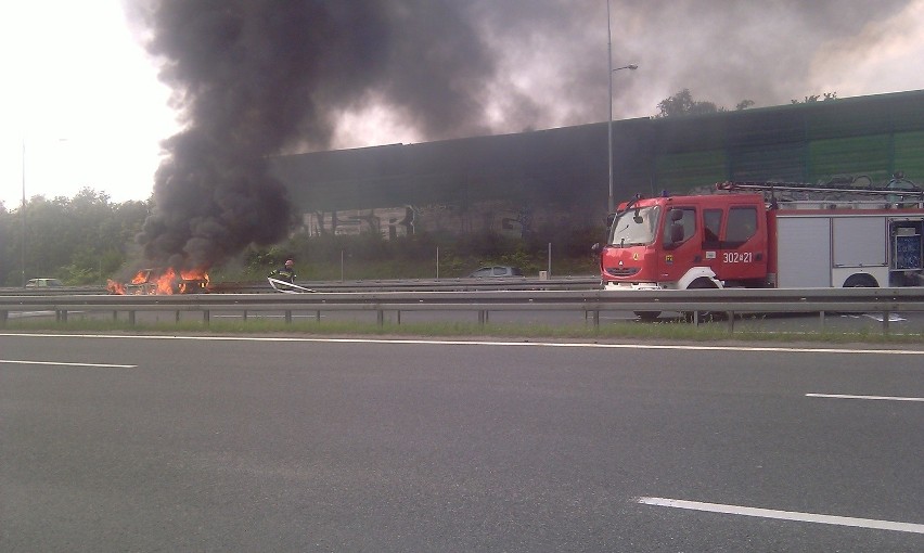 Pożar na autostradzie A4. Spłonął samochód [ZDJĘCIA INTERNAUTY]