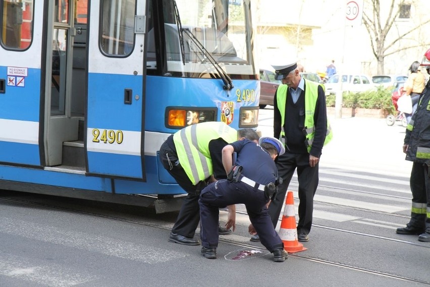 Wrocław: Tramwaj potrącił kobietę na pasach (ZDJĘCIA)