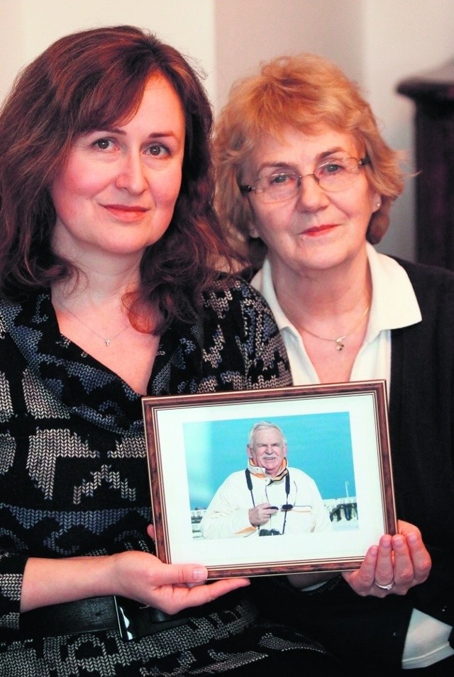 Ewa Solska (po prawej) ze starszą córką Hanną i zdjęciem męża na sopockim molu
