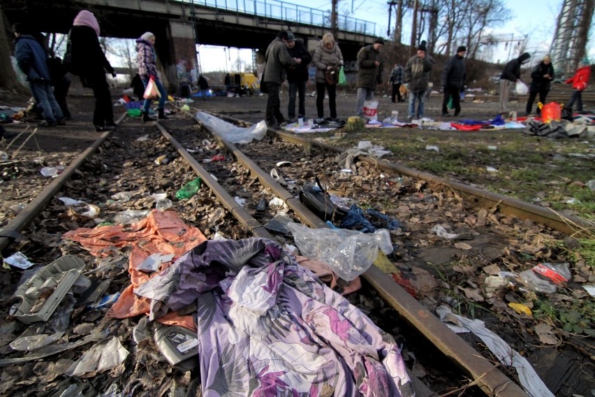 Po niedzielnym handlu targowisko na Świebodzkim wygląda jak po wojnie (ZDJĘCIA)