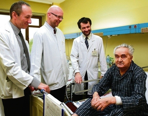 Zespół lekarzy i wracający do zdrowia pacjent Ignacy Blacha