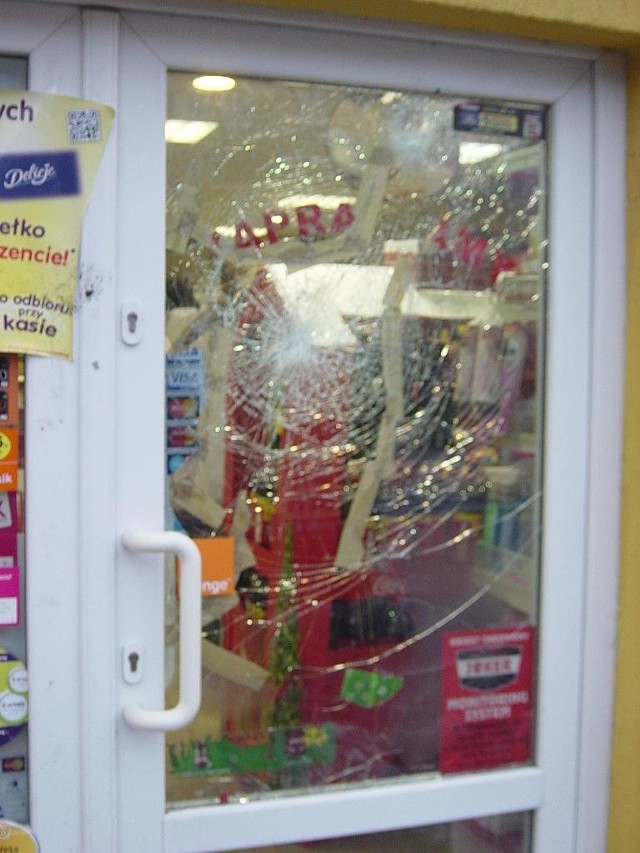 Wandale rozbili drzwi w sklepie przy ulicy Palacza