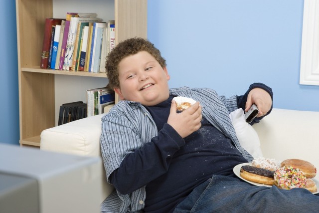 Objadanie się słodyczami i niechęć do uprawiania sportu - to najczęstsze przyczyny otyłości