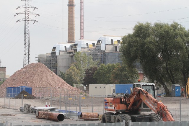 Po prawie 11 miesiącach od zamknięcia dworca Łódź Fabryczna, rozpoczyna się wykop wielkiej dziury.
