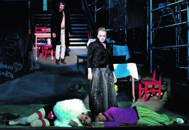 Scena śmierci Mimi. Leżą od lewej: Muetta (Barbara Gutaj) i Mimi (Antonella de Chiara), stoi Mimi-Śmierć (Monika Mych), w tle czuwa nad nimi Thanatos (Cezary Studniak)