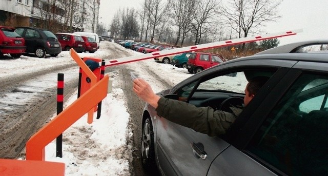 Wjazd na parking osiedla przy ul.  Ostrogórskiej w Sosnowcu umożliwia specjalna karta czipowa