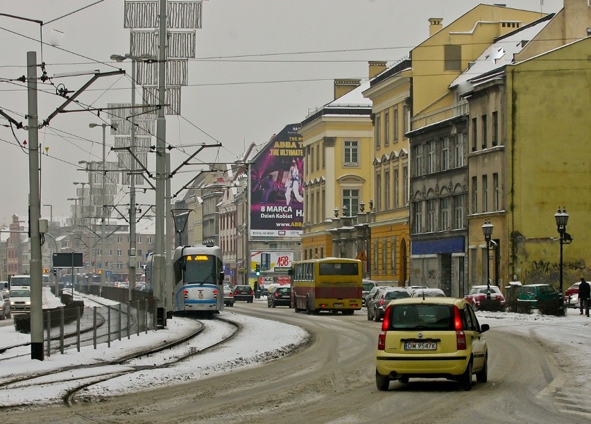 Wrocław: Sypnęło śniegiem. Miasto stało w korku (ZDJĘCIA)