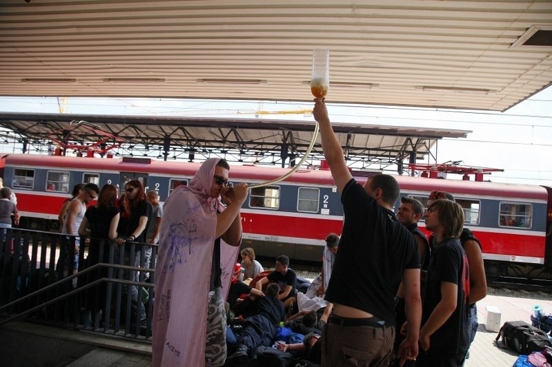 Pierwszy pociąg odjeżdża na Przystanek Woodstock.