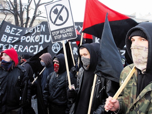 Antyglobaliści, anarchiści, feministki, socjaliści - wszyscy w zgodzie ruszyli na miejsce obrad ministrów obrony NATO. Policja zatrzymała manifestację  niedaleko Rynku Głównego