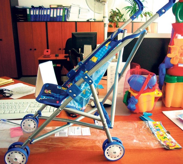 Ten wózek może się złożyć i poważnie zranić dziecko