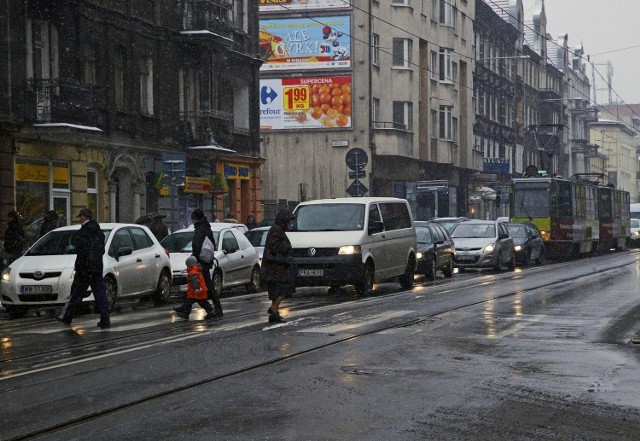 Obecnie na ulicy Dąbrowskiego samochody blokują przejazd tramwajom