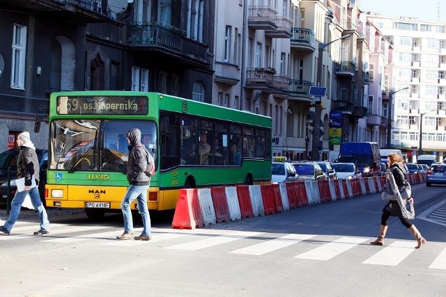 Pasażerowie narzekają, że autobusy w Poznaniu częściej stoją w korkach niż jadą.