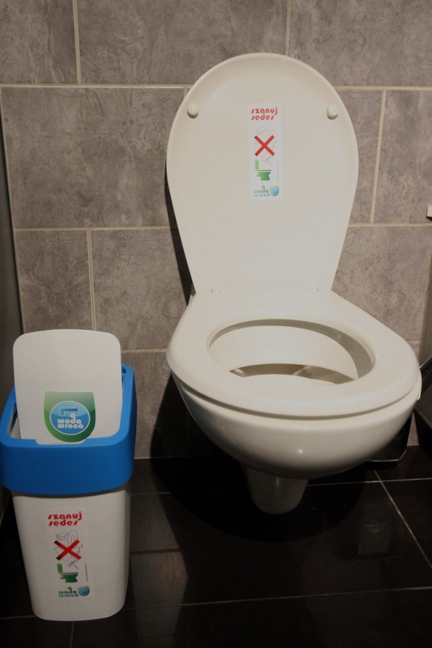 GOŚ zainaugurowała kampanię ekologiczną... w toalecie