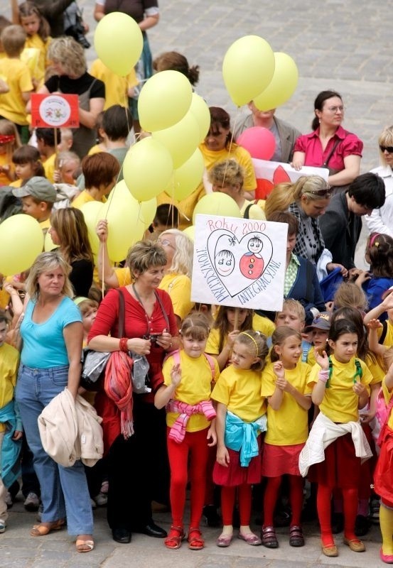 Parada przedszkolaków na wrocławskim Rynku