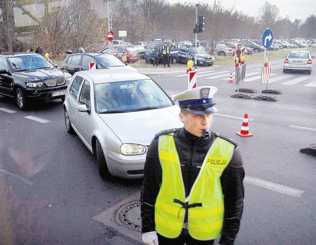 W newralgicznych miejscach policjanci kierowali ruchem