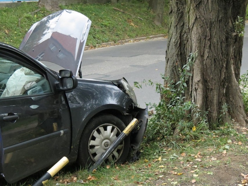 Wrocław: Wypadek nauki jazdy. Auto wjechało w drzewo (ZDJĘCIA)