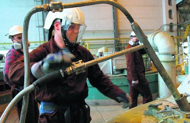 Praca na wydziale rafinerii ołowiu w Hucie Miedzi Legnica