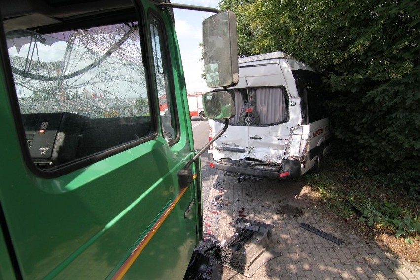 Wypadek w Psarach: Ciężarówka zderzyła się z busem. Są ranni (ZDJĘCIA)