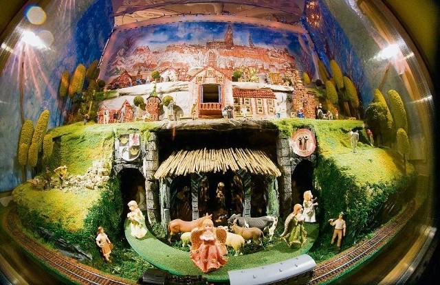 Scena narodzin Jezusa przedstawiana jest na wiele sposobów. Tu przedstawiają ją lalki