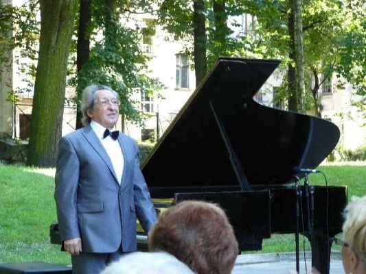 Tadeusz Chmielewski podczas recitalu w ramach Międzynarodowego Festiwalu Chopinowskiego w Akademii Muzycznej w Łodzi (27 czerwca 2010). Tadeusz Chmielewski zmarł 17 października 2012 roku.