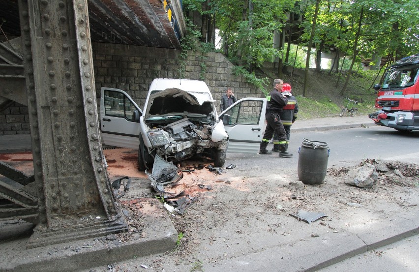 Wjechał w wiadukt na ul. Prądnickiej [ZDJĘCIA]