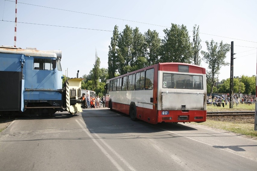 Wypadek pociągu i autobusu - symulacja w Sosnowcu