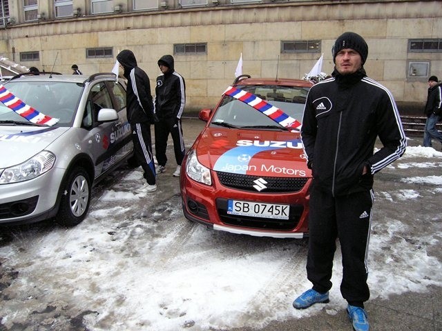 Piłkarze Podbeskidzia dostali samochody suzuki
