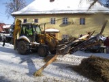 Awantura o proboszcza. Parafianie rozebrali księdzu wiatę  (ZDJĘCIA)