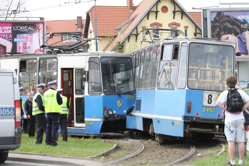 Wrocław: Zderzenie tramwajów na Żmigrodzkiej (ZDJĘCIA)