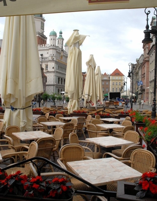 Restauratorzy ze Starego Rynku w Poznaniu uważają, że muszą płacić zbyt dużo za ogródki gastronomiczne.