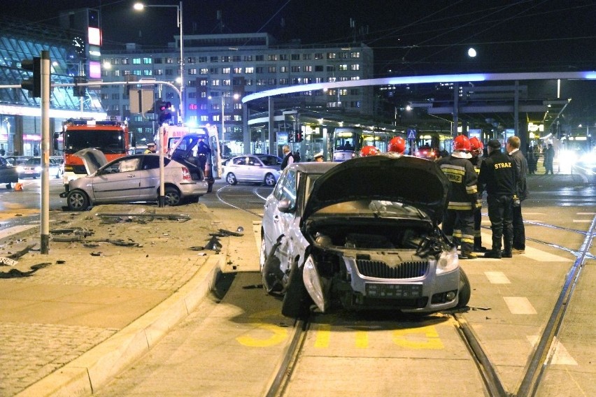 Wrocław: Zderzenie aut na Rondzie Reagana (ZDJĘCIA)