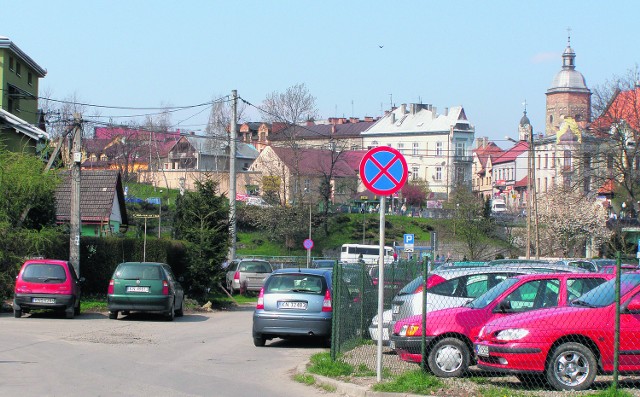 Przy ulicy Gwardyjskiej w Nowym Sączu mało kto zwraca uwagę na nowe znaki zakazujące zatrzymywania się i postoju