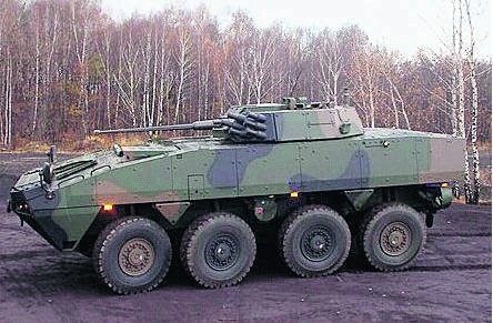 Pierwszy RosomakPojazd 8x8 Rosomak jest modułowym kołowym transporterem opancerzonym w wersji bojowej, wyposażonym w system wieżowy HITFIST 30 mm. Jego produkcja, jako pierwszego tego typu pojazdu, rozpoczęła się w 2005 roku. Na jego bazie powstało kilka kolejnych.