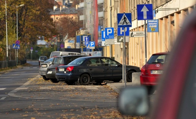 Mieszkańcy nie mogą znaleźć miejsca do parkowania pod swoim domem