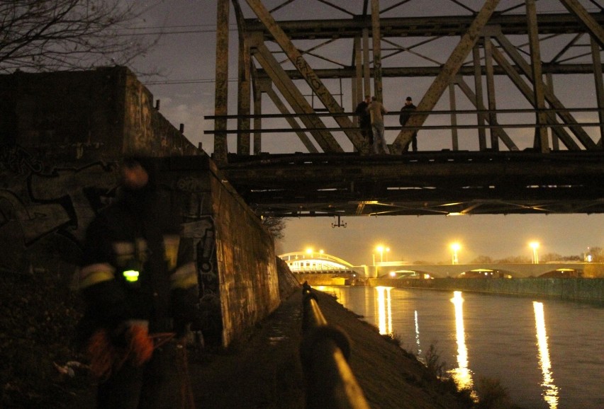 Wrocław: Chciał skoczyć z mostu, pół godziny blokował ruch kolejowy (ZDJĘCIA)