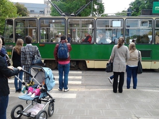 na ul. Fredry doszło do kolizji samochodu osobowego z...